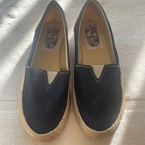 Levis dark blue casual shoes, size 6. From Mexico. Very comfortable.